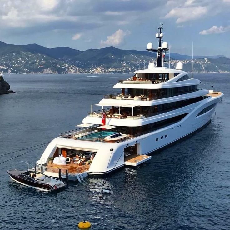 Waves of Wealth: Iconic Luxury Yacht Ready for Acquisition